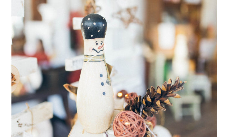 Venez nous voir à notre boutique décorée de fééries recyclées