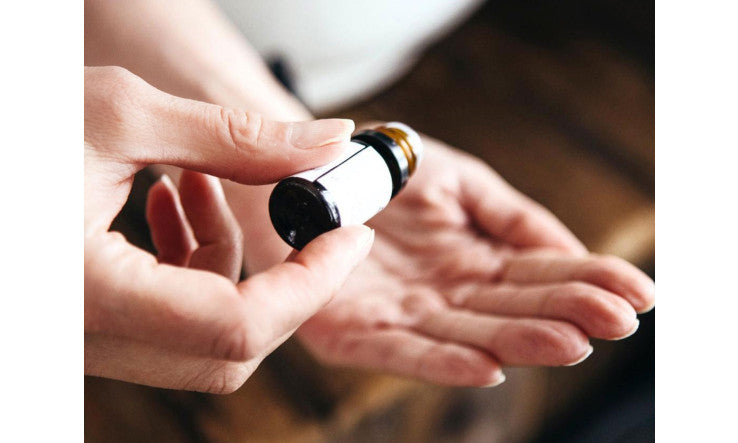 Ajout d'huile essentielle dans le Sérum neutre