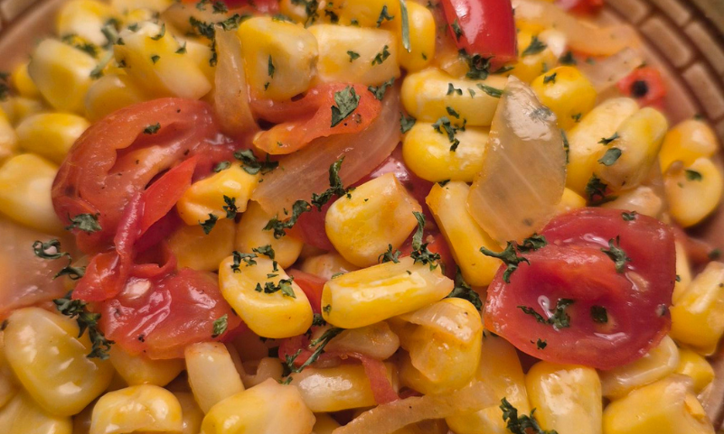 Sauté de maïs et tomates
