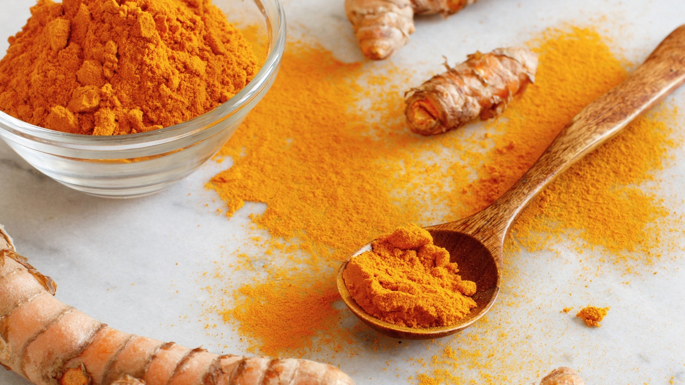 poudre de curcuma et curcuma frais