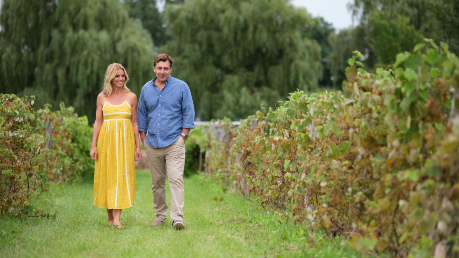 Jacynthe et Sylvain en promenade dans la nature pour illustrer l’énergie, le mouvement et le bien-être
