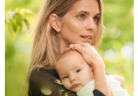 Jacynthe avec son bébé dans les bras