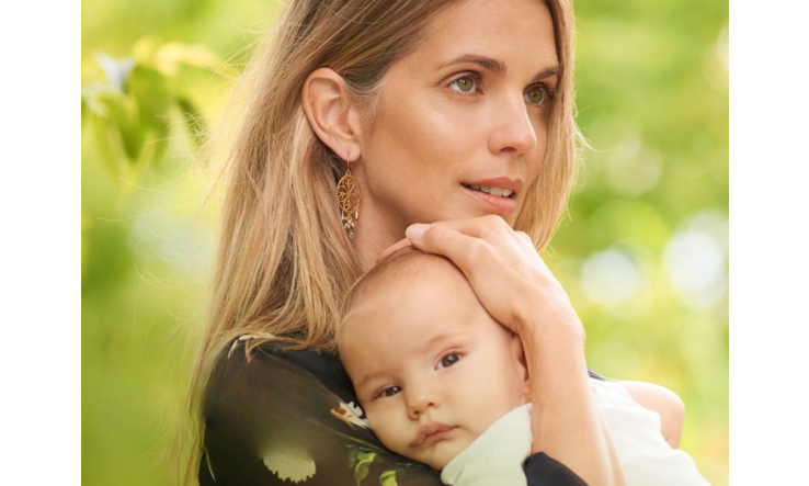 Jacynthe avec son bébé dans les bras