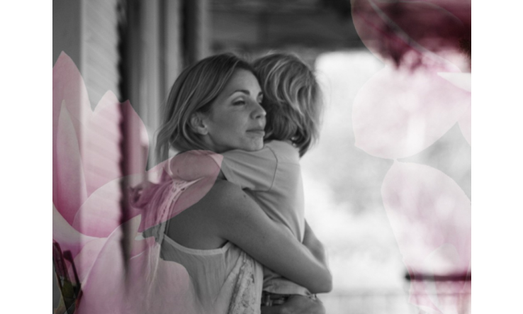 Jacynthe avec son enfant dans les bras