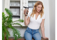 Jacynthe assise avec un shake de protéines