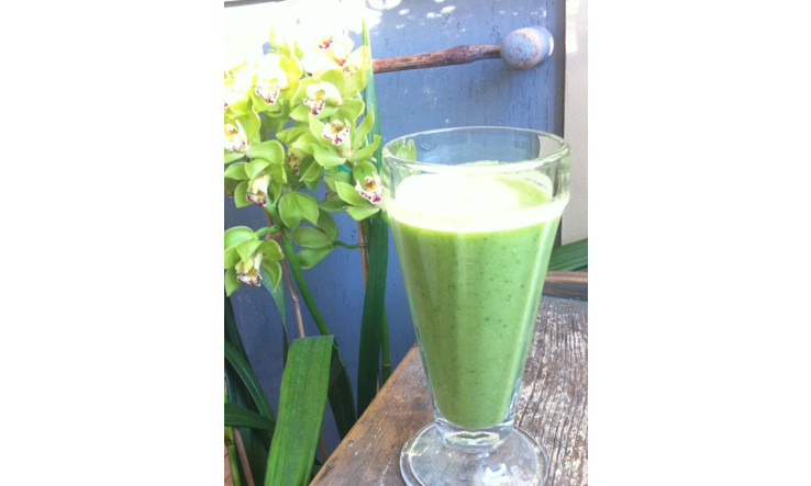 Frappé vert protéiné, chanvre, ananas, kale, cardamome