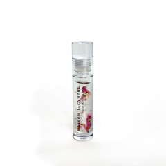 Tube de 4,8 ml, l'Huile lèvres avec pétales de rose en suspension de Maison Jacynthe met en valeur la beauté naturelle des lèvres.