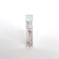 Tube de 4,8 ml, l'Huile lèvres avec pétales de rose en suspension de Maison Jacynthe met en valeur la beauté naturelle des lèvres.