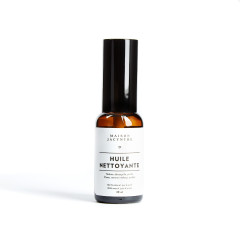 Bouteille de 30 ml avec pompe, l’Huile nettoyante de Maison Jacynthe nettoie et démaquille tous types de peau en douceur et en profondeur.