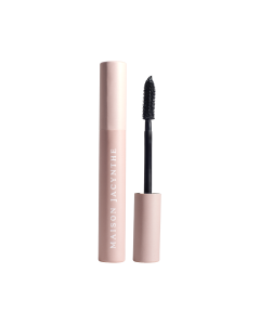 Tube et brosse applicatrice, le Mascara Ultra Noir de Maison Jacynthe permet une application douce et agréable, sans irritation ni dommage pour les cils.