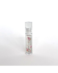 Tube de 4,8 ml, l'Huile lèvres avec pétales de rose en suspension de Maison Jacynthe met en valeur la beauté naturelle des lèvres.