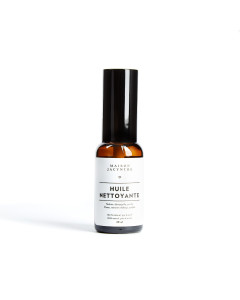 Bouteille de 30 ml avec pompe, l’Huile nettoyante de Maison Jacynthe nettoie et démaquille tous types de peau en douceur et en profondeur.